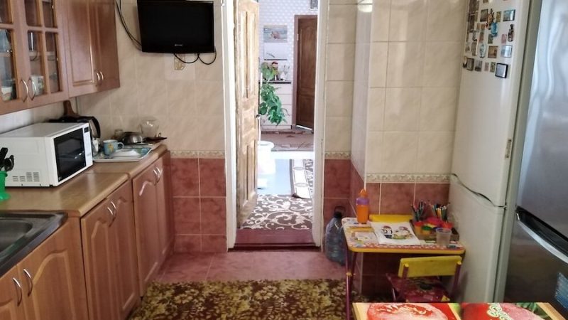 Галина Василівна погуляла з подругами і пішла додому. По дорозі, вона заскочила в магазин. – Куплю курочку і запечу з картопелькою! – вирішила вона. Галина Василівна купила продукти, прихопила ще й рукав для запікання, і з двома важкими пакетами пішла додому. Біля підʼїзду вона зупинилася і тільки-но хотіла подзвонити своєму чоловікові в домофон, як раптом двері різко відчинилися. З підʼїзду вискочив її дорослий син Федір! Він глянув на матір і навіть не привітавшись пішов до машини… Галина Василівна, не розуміла, що відбувається