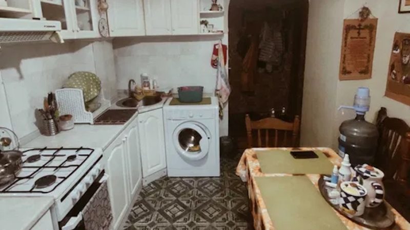 Настя вклала дітей спати а сама пішла на кухню мити посуд. Вхідні двері відчинилися, повернувся чоловік. – Нам треба поговорити, – тихо сказав Олексій, зайшовши на кухню. – Прямо зараз? – запитала Настя. – Так. Тягнути далі немає сенсу. Нам треба розлучитися! – раптом заявив він. – У тебе хтось є? – тільки й запитала Настя. – Ні. Це інше, – Олексій важко опустився на стілець. – А що тоді? Що може бути інше? – Настя здивовано дивилася на Олексія, нічого не розуміючи