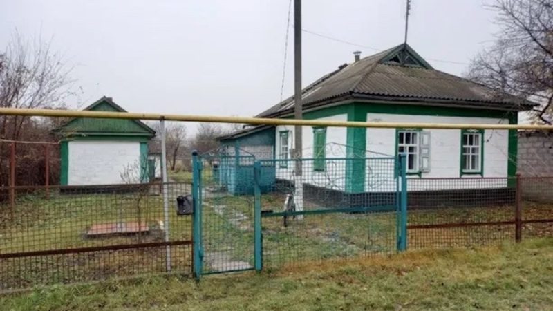 Інна купила квіти, цукерки й поїхала на цвинтар. Вона поклала по квіточці на памʼятники батькам, налила водички у вазочки, поставила по свічці… А потім жінка пішла до свого чоловіка Володі… Там теж усе поставила і сіла на лавку поговорити. – Ти знаєш, Володю, я не розлюбила тебе і не забула, – почала Інна. – Я й не думала, що зможу когось полюбити після тебе, але це сталося… Тепер я навіть не знаю, що мені робити. Він заміж кличе… Інна Макарівна ще трохи посиділа і пішла додому. А вночі їй наснився несподіваний сон