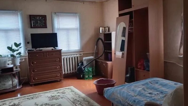Батьків Марії не стало рано. Один за одним пішли – спочатку батько, а потім і мати… Залишився їй батьківський будинок в селі, який Марія зі своїм чоловіком Віктором відремонтували. Була це у них як дача… Марія саме їхала з міста в село, як раптом побачила свого знайомого Михайла й підсіла до нього. – Привіт, Михайле. До міста приїжджав? – запитала вона. – Привіт. Так, приїжджав. Ось подарунки прикупив дітям. А ти чому одна? Де Віктор? Марія якось дивно подивилася на нього і в неї раптом заблищали очі. Михайло не розумів, що відбувається