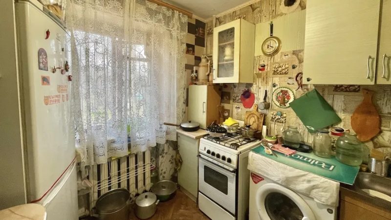 Галина цілий день крутилася на кухні, накрила святковий стіл. Аякже ж?! Сьогодні у її синочків день народження. Петро вручив синам подарунки, і Галина покликала всіх за стіл. Свято було в самому розпалі, коли в двері постукали. Галина відкрила двері і провела у вітальню костюмованих героїв, яких так любили її сини – губку Боба та Патріка. Діти раділи новим гостям, і веселилися, свято вдалося. Коли Петро вийшов, щоб сплатити за послуги аніматорів, то один з них зняв маску. Петро глянув хто був під маскою і застиг від здивування