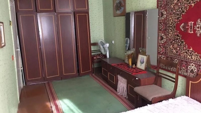 – Олено, цієї неділі нас запросили на весілля. Донька тітки Галі виходить заміж, – оголосила мама, повернувшись з роботи. – Добре, мамо, – якось байдуже відповіла донька. В неділю вранці Олена з мамою, одягнули найкращі сукні, зробили красиві зачіски та вирушили до зазначеного ресторану. Олена з мамою привітали молодят, сіли за стіл. Весілля було в самому розпалі, як раптом Олена помітила, що мама вмить змінилася на обличчі. – Що сталося? – захвилювалася вона. – Оленко, ходімо, я тебе з кимось познайомлю, – тихо сказала мама. – З ким познайомиш? – Олена здивовано дивилася на маму, не розуміючи, що відбуається