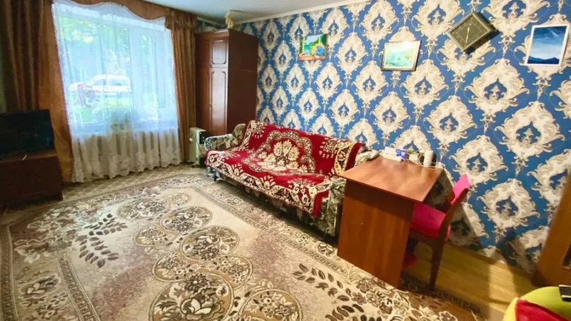 – Софія, ти де? – Віктор зателефонував до дружини. – Виходжу з офісу, а що? – запитала вона. – Як що? А де Аліна? Ти з ким її відправила на свято? Вдома її немає, я щойно приїхав додому, – захвилювався Віктор за доньку. – З моїм батьком відправила. Я дзвонила, вони вже виїхали, – пояснила Софія. – Добре, бо я вже розхвилювався. Стій біля офісу, я зараз за тобою приїду, – сказав чоловік і вимкнувся. Віктор забрав Софію з роботи. Подружжя піднялося до квартири, і хвилин за сім почули дзвінок у двері. Софія відкрила двері і аж рота відкрила від зддивування