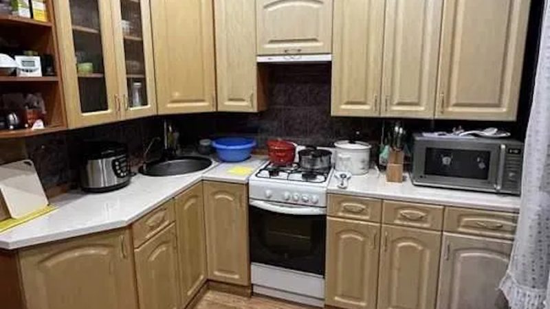Віра повернулася додому з двома важкими пакетами у руках. – Коханий, я вдома! – гукнула вона з коридору. Віктор не відповідав. – Дивно, мав би вдома бути, – подумала Віра, поставила пакети на пуф і пройшла у спальню. – Цікаво, і куди ж це він пішов? – думала вона, не виявивши у квартирі чоловіка. Жінка переодяглася, взяла пакети з коридору і вирішила розкласти їх в холодильник. Віра зайшла на кухню, глянула в раковину і застигла від побачено. – І як це розуміти?! – тільки й вигукнула вона