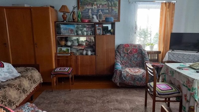 Максим сидів на дивані і байдуже дивився у вікно. Його дружина Марина вдягала в коридорі пальто. – Ну все, коханий, я пішла! – гукнула вона. – Ну, не можу я більше жити з жінкою, яку бачити не хочу, – промовив вголос Максим. – Що ти сказав? Я не розчула! – запитала Марина. – Нічого-нічого, іди, іди до сина, – схаменувся Максим. – Ану-но повтори, – Марина не розуміла, що відбувається