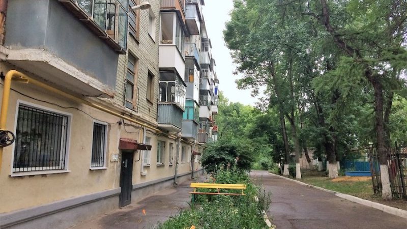 Ірина поверталася додому з роботи. Пролунала мелодія телефону. Дзвонив її чоловік Денис. – Іра, ти коли будеш вдома? – запитав він. – Вже підходжу! – відповіла дружина. – Чудово! Що на вечерю приготувати? – запитав Денис. – Не відмовилася б, від твоєї фірмової смаженої картопельки! – усміхнулася Ірина. – Це ми можемо! Добре, чекаю тебе! – сказав Денис і закінчив виклик. За пів години Ірина підійшла до свого під’їзду. Сусідки, як завжди сиділи на лавочці і про щось розмовляли. Ірина підійшла ближче до них і випадково почула їхню розмову. Жінка прислухалася і застигла від почутого