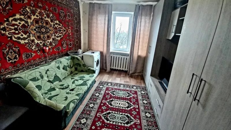 Людмила вирішила з’їздити в гості до доньки. За годину вона вже була біля квартири Олени, натисла на дзвінок, але двері довго не відкривали. – Можливо пішла кудись? – подумала Люда і вже було хотіла йти назад, як двері відкрилися. – О, мамо, привіт! – усміхнулася Олена. – Заходь! Людмила зайшла в коридор. – Чаю? – запропонувала донька. – Не відмовлюся, – усміхнулася Люда. Олена пішла на кухню, а Людмила заметушилася в коридорі. Раптом двері спальні відкрилися і з них вийшов якийсь чоловік. Людмила придивилася до нього і застигла на місці. – Як вона могла?! – тільки й подумала Люда