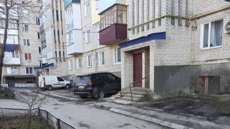 Надя смажила котлетки на вечерю, коли в двері подзвонили. На порозі стояла свекруха. – Добрий вечір, Світлано Сергіївна. Заходьте! – запросила невістка. – Я якраз вечерю готую. Свекруха зайшла на кухню, сіла за стіл. Надя помітила, що Світлана Сергіївна щось хоче сказати, але ніяк не наважується. – А ви чому прийшли? Щось сталося? – запитала вона. – Сталося. Я сьогодні із свахою розмовляла. Вона мені все розповіла! – раптом сказала свекруха. – От мені й цікаво стало, що тепер мені дістанеться? – Що ж вам мама розповіла? Ви про що?! – Надя здивовано дивилася на свекруху, нічого не розуміючи