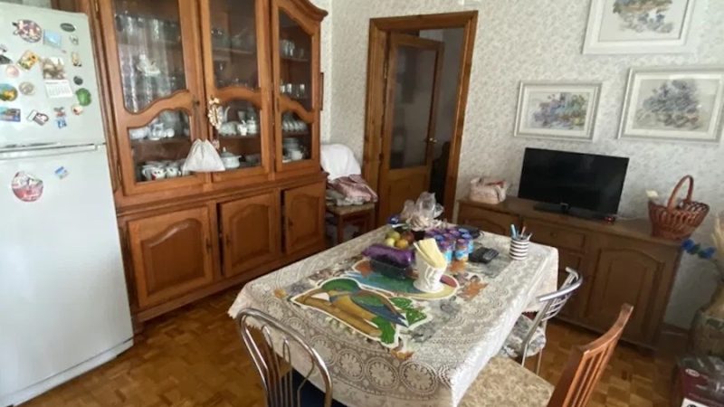 Пилип дав свої матері Божені Йосипівні гроші. Вона мала купити продукти і приготувати йому вечерю. Попрощавшись з мамою чоловік пішов на роботу. З’явившись на роботі, Пилип відразу ж вирушив у кабінет головної бухгалтерки. – Ірино Семенівно, можна? – поцікавився він, коли відкрив двері у кабінет. – Заходь, заходь, Пилипчику, – відповіла жінка. – Що ти хотів? Пилип зайшов у кабінет, озирнувся навкруги і раптом сказав: – Ірино Семенівно, виходьте за мене заміж! Бухгалтерка оторопіла від почутого. Вона зняла окуляри, протерла їх, знову одягла і пильно подивилася на Пилипа. Жінка не могла зрозуміти, що відбувається