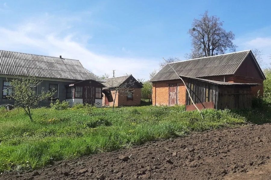 Олена пішла до своєї нової сусідки Олександри Василівни. Її попросили занести їй пошту. Дівчина ніколи не була в домі сусідки. Вона відкрила хвіртку і зайшла на подвірʼя. Було видно, що господиня нещодавно сюди переїхала. Старі меблі і ще багато чого чекали біля воріт, коли їх вивезуть. Але подвір’я було прибране, а кущики полуниці видно було нещодавно посаджені. Біля ґанку був такий самий умивальник, як і в Олени. Дівчина нерішуче піднялася на ґанок і постукала. – Відкрито, – пролунав приємний жіночий голос. Олена зайшла в хату і ахнула від побаченого