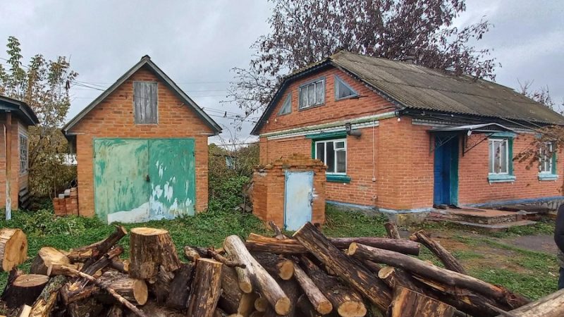 – Марино, зараз прийде майстер! – гукнула з кімнати до своєї дочки Ніна. – У нас пралка зламалася. Покажи йому все, добре? – Добре, матусю… – сказала Марина, як раптом пролунав дзвінок у двері. – А ось і він! Марина відкрила двері. В квартиру зайшов гарний чоловік з інструментами в руках. Ремонтував він недовго – видно було, що розбирається. – А де ж господиня, яка мене викликала? – запитав він Марину. – Хай приймає роботу! – Мама трохи соромиться, – сказала Марина, але все ж покликала Ніну. Майстер глянув на неї й застиг від побаченого. – Це ти?! – тільки й промовив він