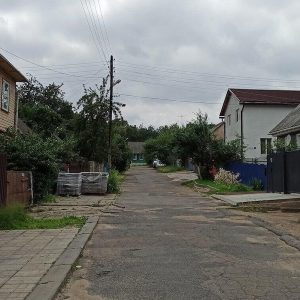 В Олега і його сестри Світлани рано не стало батьків, а потім і бабусі. Усиновив їх друг батька Валерій… Олег і Світлана виросли, вивчилися й переїхали в місто. Олег працював лікарем. Світлана – вихователькою… І тут в лікарню Олега прийшла пацієнтка, якій він зробив процедури. Її щасливий чоловік довго дякував Олегу, а потім запитав: – Вибачте, я навіть не знаю, як вас звуть… – Ми з вами однофамільці, мене звуть Романюк Олег Миколайович… – сказав Олег. І тут чоловік пацієнтки дещо зрозумів! Він глянув на Олега ще раз і не повірив своїм очам