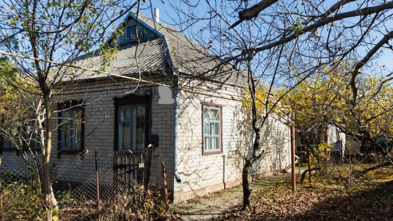 Ганна була на дискотеці. Додому дівчину проводив хлопець. Майже годину вони сиділи на лавці біля будинку Ганни, не в змозі розлучитися… Мати Ганни побачила з темної кімнати, що її дочка сидить під вікном із якимось кавалером! – Не зрозумію з ким вона там висиджує так пізно, – прошепотіла вона своєму чоловікові. – Хто? – запитав той. – Та Ганна наша! На лавці добру годину обіймаються, як солодка парочка. Невже закохалася дівка наша? Господи, благослови… Ось це так поворот! – шепотіла мати, поглядаючи на вулицю. Батько встав глянув і собі у вікно, й застиг від несподіванки