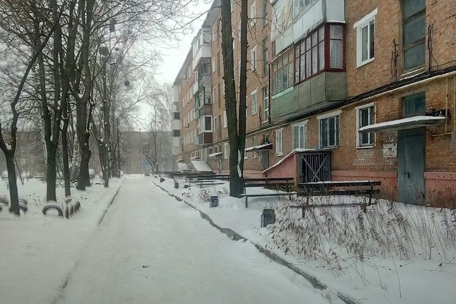 Ліля зовсім зневірилася знайти собі чоловіка. Жінка вже вирішила, що хороших вільних чоловіків зовсім не залишилося. Потрібно можливо навіть звернути увагу на одружених чоловіків. Її увагу привернув чоловік із сусіднього під’їзду. Високий, красивий. Їздить на дорогій машині. Вранці виходить із дому в костюмі з краваткою. Як начальник якийсь. Іноді Ліля бачила його з дружиною. Вони сідали в машину і їхали по магазинах. Потім поверталися з повним багажником пакетів із покупками. Якось Ліля зустріла їх у супермаркеті. Вона глянула у їх візок з продуктами і хитро примружилася від побаченого