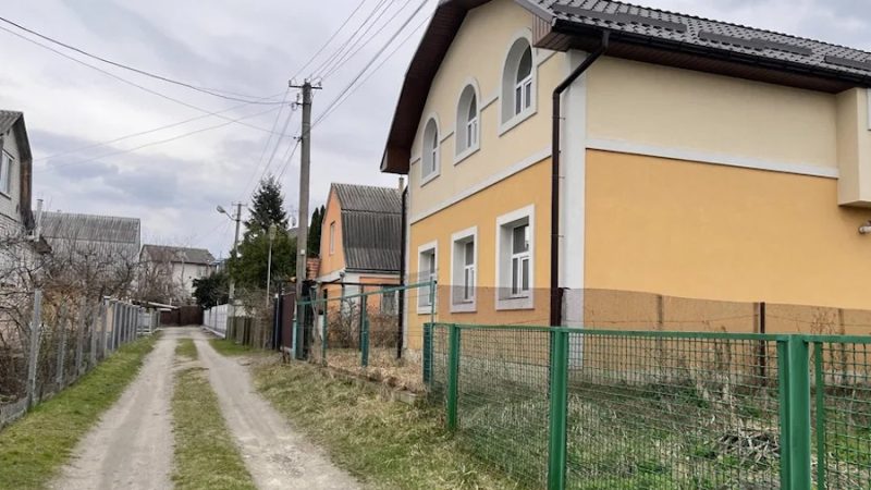 Яна та Андрій під’їхали до свого нового будинку і залюбувалися ним. – Майже два роки ми його будували, але нарешті все готово! – сказав чоловік. – Так, аж не віриться, – мрійливо додала дружина. Андрій відчинив ворота, заїхав у двір і почав діставати речі з багажника. Сьогодні вони з Яною планували встановити карнизи та почепити штори у всіх кімнатах. Яна пройшла трохи вперед і раптом побачила, що хтось порається на їхній ділянці. Вона підійшла ближче, придивилася і аж рота відкрила від побаченого