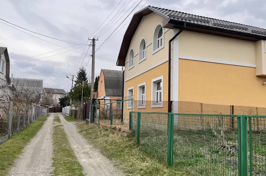 Яна та Андрій під’їхали до свого нового будинку і залюбувалися ним. – Майже два роки ми його будували, але нарешті все готово! – сказав чоловік. – Так, аж не віриться, – мрійливо додала дружина. Андрій відчинив ворота, заїхав у двір і почав діставати речі з багажника. Сьогодні вони з Яною планували встановити карнизи та почепити штори у всіх кімнатах. Яна пройшла трохи вперед і раптом побачила, що хтось порається на їхній ділянці. Вона підійшла ближче, придивилася і аж рота відкрила від побаченого