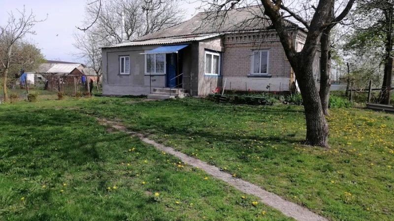 Алла з Юрієм вирішили поїхати в село відпочити. Там вони мали власний будиночок. По дорозі вони заїхали в супермаркет, купили продуктів і виїхали з міста. Юрій заніс пакети з продуктами на кухню, а Алла почала наповнювати холодильник їжею. І тут жінка помітила дещо дивне… Вона здивовано озирнулася на всі боки і очам своїм не повірила! Цілих три місяці її не було в цьому будинку, а кухня виглядала так наче вчора тут хтось готував і вечеряв… А потім все прибрав! На полицях не було ані порошинки. Підлога блищала. Алла принюхалася й застигла від здивування