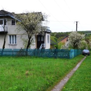 Сергій приїхав з міста в село. Привіз в рідний дім дружину Юлю й доньку Ганнусю. Сергій купив уживаний трактор. Він став орати і своє поле, і сусідам завжди допомагав. А ще їздив на підробітки. Микола тішився з успіхів свого давнього друга. – А ти б не дивився, а взяв би й допоміг Сергію, – сказала якось Миколі мати… Сергій будував у себе в садку нову альтанку. Він вже закінчував майструвати лавку, як раптом почув, що загавкав його собачка. Чоловік обернувся й побачив, що хтось заходить у хвіртку. Сергій придивився хто то й руками сплеснув від здивування