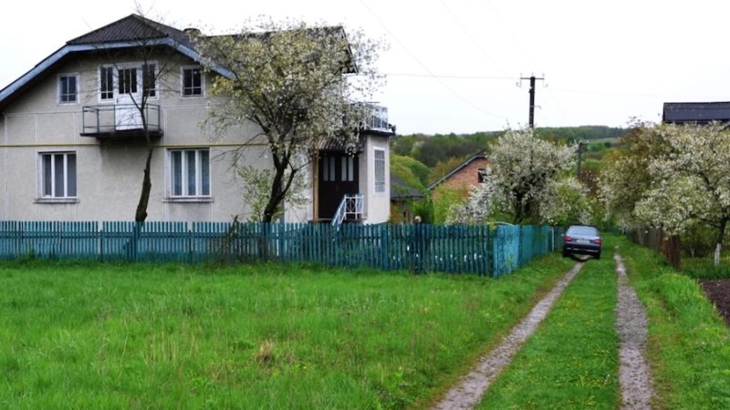 Сергій приїхав з міста в село. Привіз в рідний дім дружину Юлю й доньку Ганнусю. Сергій купив уживаний трактор. Він став орати і своє поле, і сусідам завжди допомагав. А ще їздив на підробітки. Микола тішився з успіхів свого давнього друга. – А ти б не дивився, а взяв би й допоміг Сергію, – сказала якось Миколі мати… Сергій будував у себе в садку нову альтанку. Він вже закінчував майструвати лавку, як раптом почув, що загавкав його собачка. Чоловік обернувся й побачив, що хтось заходить у хвіртку. Сергій придивився хто то й руками сплеснув від здивування