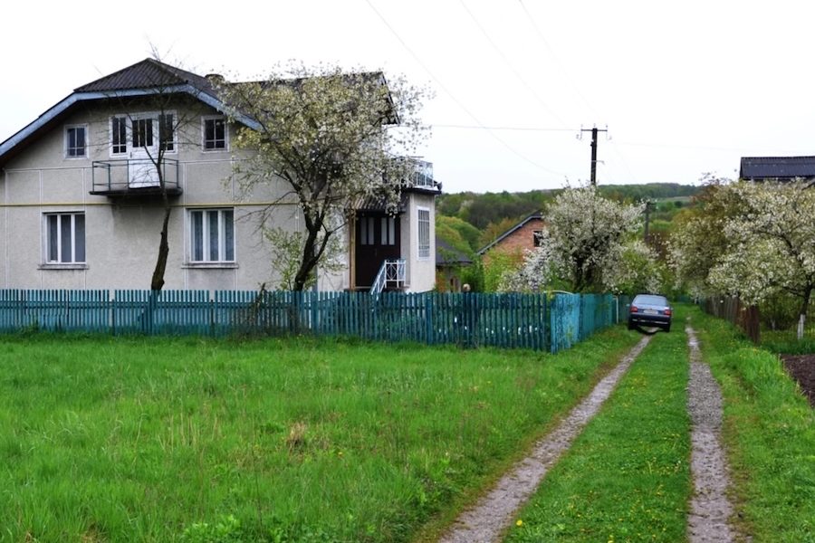 Сергій приїхав з міста в село. Привіз в рідний дім дружину Юлю й доньку Ганнусю. Сергій купив уживаний трактор. Він став орати і своє поле, і сусідам завжди допомагав. А ще їздив на підробітки. Микола тішився з успіхів свого давнього друга. – А ти б не дивився, а взяв би й допоміг Сергію, – сказала якось Миколі мати… Сергій будував у себе в садку нову альтанку. Він вже закінчував майструвати лавку, як раптом почув, що загавкав його собачка. Чоловік обернувся й побачив, що хтось заходить у хвіртку. Сергій придивився хто то й руками сплеснув від здивування