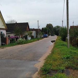 Сергій з Лідою всиновила синочка Іванка. Спочатку все було добре, але потім Сергій почав нервувати. – Аж надто ти з ним вже пораєшся, – якось сказав він. – Який виросте, такий і виросте. Ліда образилася, і з тих слів пішла в них сварка… Минуло трохи більше року і чоловік поїхав від Ліди до своїх батьків в іншу область. Потім вони оформили розлучення, і при розподілі майна Сергій забрав собі машину, і внесок із депозиту в банку. Ліда важко переживала розставання, розуміючи це як зраду. – Проміняла ти мене на чужого хлопця… – сказав Сергій Ліді, їдучи. – Грайся тепер. Ліда застигла від почутого