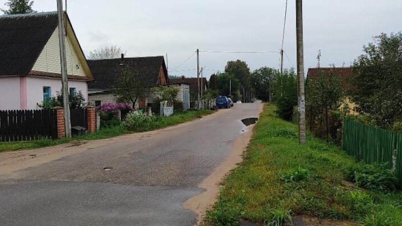 Сергій з Лідою всиновила синочка Іванка. Спочатку все було добре, але потім Сергій почав нервувати. – Аж надто ти з ним вже пораєшся, – якось сказав він. – Який виросте, такий і виросте. Ліда образилася, і з тих слів пішла в них сварка… Минуло трохи більше року і чоловік поїхав від Ліди до своїх батьків в іншу область. Потім вони оформили розлучення, і при розподілі майна Сергій забрав собі машину, і внесок із депозиту в банку. Ліда важко переживала розставання, розуміючи це як зраду. – Проміняла ти мене на чужого хлопця… – сказав Сергій Ліді, їдучи. – Грайся тепер. Ліда застигла від почутого