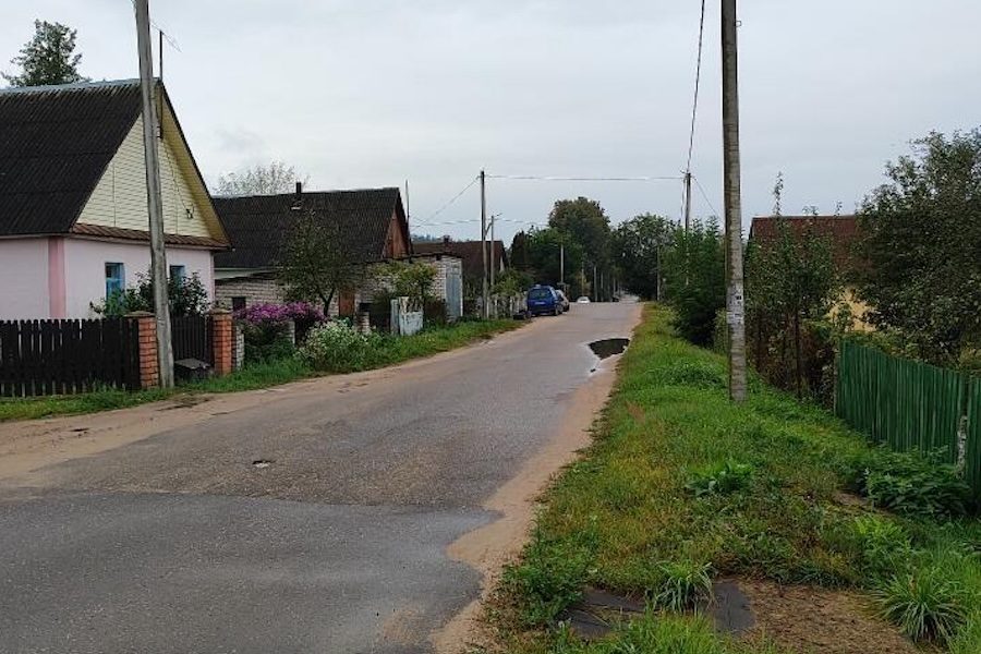 Сергій з Лідою всиновила синочка Іванка. Спочатку все було добре, але потім Сергій почав нервувати. – Аж надто ти з ним вже пораєшся, – якось сказав він. – Який виросте, такий і виросте. Ліда образилася, і з тих слів пішла в них сварка… Минуло трохи більше року і чоловік поїхав від Ліди до своїх батьків в іншу область. Потім вони оформили розлучення, і при розподілі майна Сергій забрав собі машину, і внесок із депозиту в банку. Ліда важко переживала розставання, розуміючи це як зраду. – Проміняла ти мене на чужого хлопця… – сказав Сергій Ліді, їдучи. – Грайся тепер. Ліда застигла від почутого