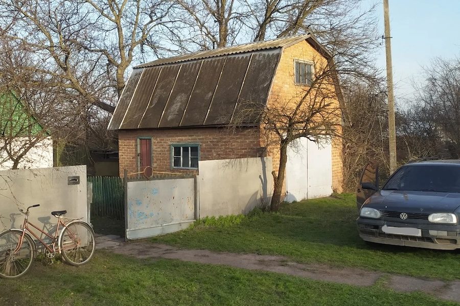 Ліда вирішила зробити ремонт на дачі. Вона найняла для цього сусіда Олександра. Чоловік ремонтував паркан, коли Ліді подзвонив син. – Як ти? Що їв? – запитала вона. – Піцу і картоплю фрі, – сказав той. – Я ж казала, що в морозилці є котлети! – сказала Ліда. – Ну, мамо, не хочу я котлет! – відповів син. – Добре, може, приїдеш на вихідні? – запитала Ліда. – На вихідних ми з татом хотіли зустрітися, я обіцяв йому допомогти шафу зібрати. – Яку ще шафу? – здивувалася жінка. Коли вони договорили, Ліда раптом розплакалася. Вона забула, що тут був Олександр. – Лідо, що з вами?! – чоловік не розумів, що відбувається