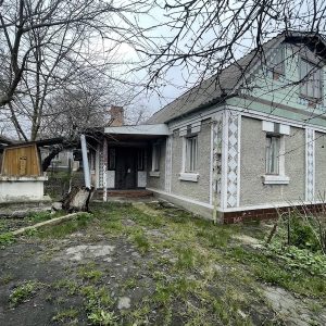 Віктор садив на городі зимовий часник, коли почув, як його хтось гукає на подвірʼї. Чоловік вийшов у двір. Біля дверей будинку стояла його дружина Рита, яка тільки що повернулася з магазину. – Що сталося? – запитав Віктор, підійшовши до жінки. – Вітя, можеш мені не дякувати! – раптом сказала Рита. – За що? – здивувався чоловік. – Я знайшла тобі роботу! – радісно вигукнула жінка. – Якщо ти сам не збираєшся шукати, то за тебе це зробила я. —Що за робота? І де ж ти її знайшла? – зацікавився чоловік. Але Віктор навіть уявити не міг, що вигадала його дружина