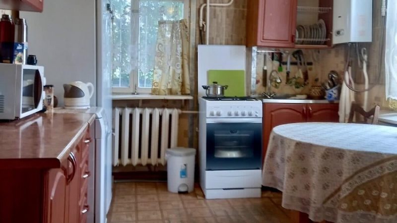 Вероніка приготувала романтичну вечерю. Вона накрила стіл і сиділа тепер за ним сама. Її коханий Олексій, не зміг приїхати на побачення… Раптом пролунав дзвінок телефону. Дзвонила дочка Вероніки – Інна. – Мамо, приїдь до мене пошвидше… – попросила вона в слухавку. Вероніка стурбовано почала збиратися. Невдовзі вона приїхала до дочки додому. Інна була якась неохайна, непричесана. Це було зовсім на неї не схоже. – Що сталося?! – ахнула Вероніка. – Щось із Миколою?! – Чому ж із Миколою? – крізь сльози запитала Інна. – Зять твій найдорожчий, так? Це зі мною дещо сталося! Я – тепер одна! Як нам далі жити з сином?! Вероніка застигла, як укопана