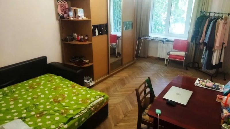 Віктор повернувся додому з роботи. – Вітя? Ти чому так рано? – здивувалася Лариса, побачивши сина. – Я відпросився з роботи, маємо з Наталкою деякі справи, – пояснив син. – Кохана, ти готова? Дружина не відповідала. – Наталка кудись пішла? – поцікавився Віктор. – Ні, вона кімнаті, – підозріло додала мама. Віктор зайшов у спальню і здивувався. Наталка збирала свої речі. – Кохана, ти куди збираєшся? – запитав він. – А це ти у своєї мами запитай, куди вона мене відправила! – несподівано заявила Наталка. – Наталю, ти про що? – Віктор здивовано дивився то на дружину, то на матір, не розуміючи, що відбувається