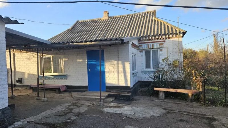 Марія повернулася в своє рідне село. Під’їхавши до будинку, звернула увагу, що з труби йде дим, що було дивно, адже будинок мав бути порожній. – Що відбувається? – подумала Марія і поспішила до сусідки, якій залишала запасні ключі. – Тітко Зіна, а що там відбувається? – відразу запитала Марія. – Ой, Марія, привіт! – розгубилася сусідка. – А ти чому не подзвонила, що приїдеш! – Тітко Зіна, хто живе в моїй хаті? – схвильовано запитала Марія. – Як тобі сказати … Ти краще присядь! – зам’ялася Зіна, зібралася з духом і все виклала сусідці. Марія вислухала її і ахнула від почутого