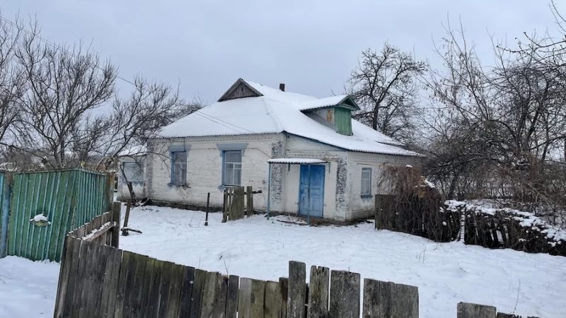 Сашко зустрів Ліду на краю лісу. Вона вже йшла додому. – Де це стільки ягід було? – запитав він. – Як завжди, – відповіла дівчина. – Ти ж знаєш наші місця. – Знаю, – кивнув Сашко. – Нехай вони завжди будуть нашими… – Ти про що? – здивувалася Ліда. – Загадковий ти якийсь… – Мій брат одружується! – сказав Сашко. – Так?! – ахнула Ліда. – Вітаю! Тобі теж пора. – А я твою бабусю вже про це запитав, – раптом сказав Сашко. – Вона не проти. Ліда засміялася. – А чого ти смієшся? – здивувався Сашко. – Ти що, моїй бабусі пропозицію зробив?! – дівчина не розуміла, що він таке каже