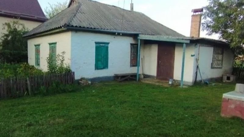 Олег повернувся додому в село. Жанна, в яку він був закоханий, якраз приїхала на вихідні. Вони обійнялися, а отім сиділи і розмовляли не одну годину… У селі вже почали говорити про Олега і Жанну, як про пару. Але наступного вечора, коли Жанна зібралася їхати додому в місто, до воріт раптом під’їхала якась машина і почала сигналити. Жанна вийшла до машини і почала сваритися з якимось хлопцем. – Ти ж все одно їдеш у місто, – просив той. – Ось я й приїхав підвезти… – Я ж тобі казала, Сашко, що не треба приїжджати! – казала Жанна. І тут сталося несподіване