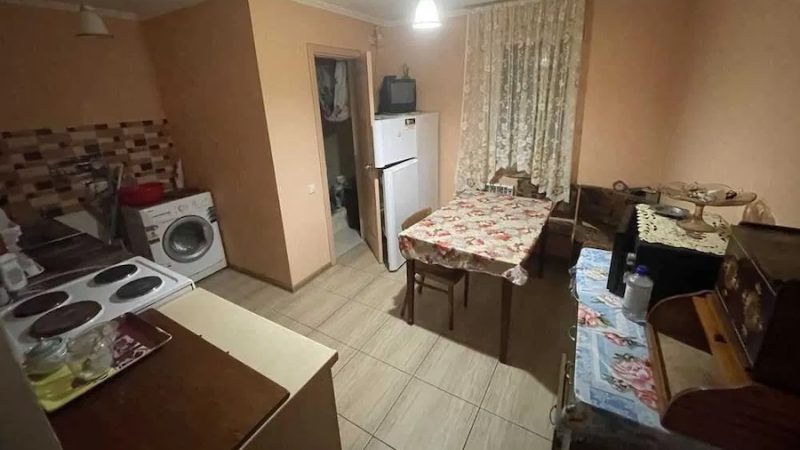 Олена ліпила на кухні вареники, коли додому повернулася донька. – Привіт! Ти чого така схвильована, бігла чи що? – запитала вона, у Каті, коли та зайшла на кухню. – А я ось, вареники з сиром вирішила зробити, тато їх любить. – Мамо, не треба йому робити ніяких вареників, – промовила Катя. – Як це не треба? – посміхнулася Олена. – Мамо, я коли поверталася додому, дещо побачила, – тихо сказала Катя – Ти про що, доню? – не зрозуміла мама. – Ось, дивись, – сказала донька, дістала телефон і відкрила якесь фото. Олена глянула на екран телефону доньки і заціпеніла від побаченого