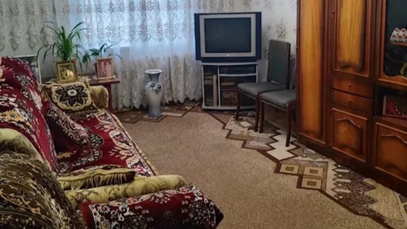 Юля вийшла з таксі, дістала з багажника свою валізу, підвела голову і подивилася на вікна своєї квартири. Світло не світилося. – Вітя, мабуть, вже спить, – вирішила жінка. Юля  попрямувала у підʼїзд, швидко піднялася до квартири, дістала з сумки ключі. Вставила ключ у замкову щілину. Двері з легкістю піддалися. Юля тихенько прослизнула у квартиру. У коридорі було темно. Тільки з-під дверей у вітальню пробивалася тонка смужка світла. Жінка скинула чоботи, поставила валізу біля стіни. Ноги самі понесли її до вітальні. Юля тихенько прочинила двері і заціпеніла від побаченої картини