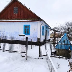 Людмила вийшла на сільській автобусній зупинці, і попрямула в бік свого будинку. Підійшовши ближче, вона помітила, що у вікнах світилося світло. – Мабуть, Сергій вже вдома, – вирішила вона. Людмила із подивом зазначила, що весь будиночок був прикрашений новорічною ілюмінацією, а поряд із будинком стояла невелика ялинка, на якій теж світилися вогники. – І коли тільки, Сергій встиг все це приготувати? – усміхнулася Людмила. Жінка рішуче попрямувала до дверей. Людмила увійшла всередину будинку і… ахнула від побаченого 