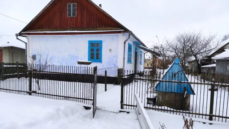 Людмила вийшла на сільській автобусній зупинці, і попрямула в бік свого будинку. Підійшовши ближче, вона помітила, що у вікнах світилося світло. – Мабуть, Сергій вже вдома, – вирішила вона. Людмила із подивом зазначила, що весь будиночок був прикрашений новорічною ілюмінацією, а поряд із будинком стояла невелика ялинка, на якій теж світилися вогники. – І коли тільки, Сергій встиг все це приготувати? – усміхнулася Людмила. Жінка рішуче попрямувала до дверей. Людмила увійшла всередину будинку і… ахнула від побаченого 