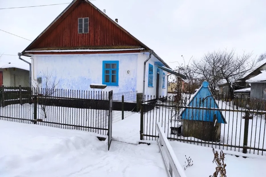 Людмила вийшла на сільській автобусній зупинці, і попрямула в бік свого будинку. Підійшовши ближче, вона помітила, що у вікнах світилося світло. – Мабуть, Сергій вже вдома, – вирішила вона. Людмила із подивом зазначила, що весь будиночок був прикрашений новорічною ілюмінацією, а поряд із будинком стояла невелика ялинка, на якій теж світилися вогники. – І коли тільки, Сергій встиг все це приготувати? – усміхнулася Людмила. Жінка рішуче попрямувала до дверей. Людмила увійшла всередину будинку і… ахнула від побаченого 