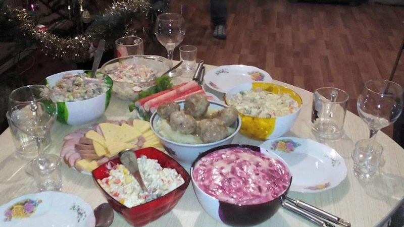 Галина Вікторівна одягла свою найкращу сукню, зробила красиву зачіску, легкий макіяж. Викликала таксі і поїхала до сина та невістки святкувати Новий рік. Через півгодини  Галина Вікторівна дзвонила у квартиру сина. Двері довго не відкривали. – Невже Денис з Оксаною не вдома? – подумала вона. Жінка смикнула за ручку дверей, і двері відкрилися. – Вони що, двері не замкнули?! – обурилася вона. – А якби хтось чужий зайшов! Галина Вікторівна зайшла в коридор, ні син, ні невістка не вийшли зустрічати гостю. Жінка  обережно зайшла у вітальню, де мав бути святковий стіл, і ахнула від побаченого 