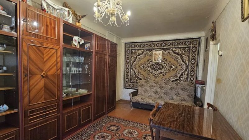 Катя прибирала в квартирі, коли пролунав телефонний дзвінок. – Катю, привіт! – одразу сказала Валентина Ігорівна. – Мамо? Привіт, давно не чула твій голос, – здивувалася Катя. – Так, нема коли з тобою поговорити. Справ багато. Дочко, ми з татом на Новий рік усіх до себе кличемо. Ви з Віктором приїдете? – поцікавилася мама. – Якщо запрошуєте, приїдемо, – усміхнулася донька. – От і чудово! Тоді чекаємо на вас 31 числа, – якось підозріло додала Валентина Ігорівна і закінчила виклик. Донька зраділа запрошенню матері і почала готуватися до свята. Але Катя навіть уявити не могла, що задумала її мама