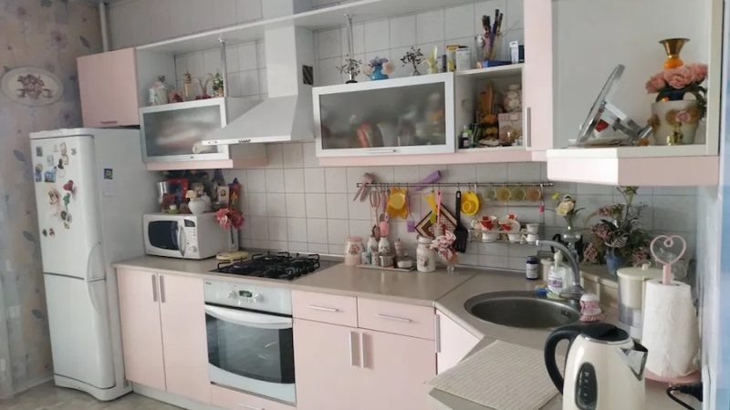 Оксана посмажила дерунів на вечерю і стала чекати на чоловіка. Пройшла година, друга, а Василь все не повертався додому. – Дивно, вже давно мав би повернутися, – почала було хвилювалася жінка. Оксана взяла свій телефон, і набрала номер чоловіка. Але Василь не відповідав. – Невже щось сталося? – ще більше розхвилювалася вона. Оксана написала повідомлення: – “Коханий, щось сталося? Я хвилююся! Коли тебе чекати?”. Через десять хвилин прийшла відповідь від Василя. Оксана взяла свій телефон, відкрила повідомлення від чоловіка, прочитала його і… заціпеніла від прочитаного