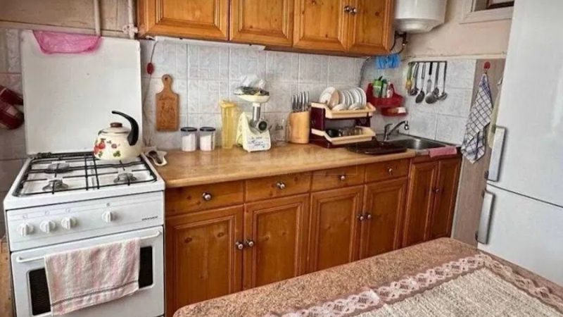 Віра стояла біля раковини, і механічно намилювала тарілки. Раптом, з веранди долинули приглушені голоси. Свекруха Віри, Валентина Петрівна, розмовляла з своєю сусідкою, яка якраз забігла на чашку чаю. – А хочеш, я тобі розповім одну таємницю, – несподівано долинула до Віри фраза свекрухи. Віра тихенько прикрила кран. Вода перестала шуміти, і тепер кожне слово було чутно чітко. – Так-так, а це вже цікаво, – подумала вона. Віра підійшла ближче до дверей кухні, тихенько причаїлася, прислухалася до розмови і… остовпіла від почутого