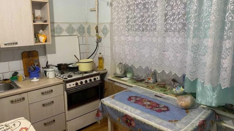 Ганна сиділа на кухні, і як завжди, пила чай та дивилася новини. Раптом пролунав дзвінок у двері. – Хто б це міг бути? Я нікого не чекаю…, – здивувалася вона. Ганна вийшла з-за столу і пішла відчиняти двері. На порозі стояла її донька. – Оксано?! Ти чому так пізно? – запитала Ганна. – Мамо, впустиш? – тихо сказала донька. – Звісно, проходь, – ласкаво усміхнулася Ганна, як раптом помітила, що донька дуже засмучена. – Оксано, щось сталося?! – Сталося мамо, ще й як сталося, – схлипнула дівчина, зібралася з духом і все розповіла матері. Ганна вислухала доньку і застигла від почутого