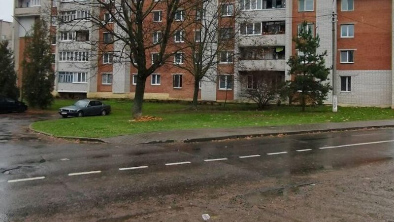 Наталя помітила, що її чоловік Олег почав якось дивно поводитися. Вона запідозрила найгірше – він завів коханку! Наталя вирішила простежити за чоловіком. В обідню перерву вона взяла таксі і причаїлася біля офісу чоловіка. Олег зʼявився за пів години. Він озирнувся, попрямував до машини. Авто Олега завернуло у незнайомий район, зупинилося біля якоїсь п’ятиповерхівки. Наталя вийшла з таксі, сховалася за кут. Олег вийшов з машини. В руках у нього були контейнери – ті, що Наталка давала йому на роботу з обідами. – Точно, коханка! – ахнула Наталя. – До неї поїхав! Їжу їй возить, дбайливий який! Вона пішла слідом і очам своїм не повірила