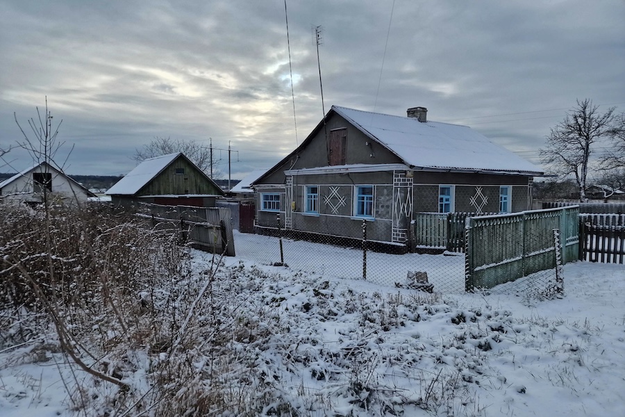 Ганна з Валерієм приїхали в гості до її батьків. Батьки Ганни вже чекали гостей. Обійми, радісні рукостискання. Всі зайшли в хату до накритого столу. Вдома було тепло і затишно. Батько з Валерієм говорили про «чоловіче», а Ганна з мамою ніяк не могли наговоритися про своє, «жіноче». І насамперед про дітей. Мама переживала, чого вони тягнуть. – Все буде добре, мамо, не хвилюйся! – сказала Ганна. – Ще рік, і ми вирішимо це питання… Вранці їх розбудив запах млинців і аромат чаю. Ганна встала, вмилася холодною водою і пішла будити Валерія. Він підвівся на одному лікті і раптом ахнув від несподіванки