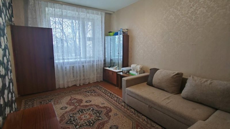 Ганна пішла в гості. Її запросила знайома – Віра Петрівна. Ганна подзвонила в двері квартири. Їй відкрила молода дівчина з довгим русявим волоссям. – Ви до бабусі? – усміхнулася вона. – А я Катя! Бабуся стільки про вас розповідала! Віра Петрівна зустріла Ганну як рідну. Посадила за стіл, застелений старою мереживною скатертиною. Дістала з серванту чайний сервіз. – Що сталося, дитинко? – запитала старенька. – На тобі лиця немає! І Ганна все розповіла… Розповіла, що від неї недавно пішов чоловік… Катя ж слухала мовчки, стаючи все білішою з кожним словом. – Бабусю, Ганно, я маю вам дещо сказати, – раптом заявила вона. Жінки застигли від здивування