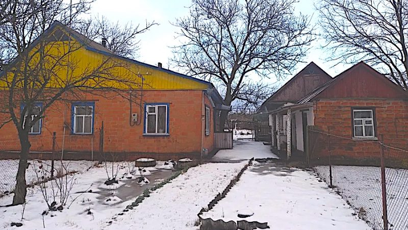 Аліна та Семен повернулися додому від батьків чоловіка. Повернувшись, Аліна відразу ж почала готувати вечерю, а Семен поїхав до її батьків за дітьми. Через годину, Семен з дітьми повернувся. Дітлахи одразу побігли у кімнату, а чоловік зайшов до дружини на кухню. – Щось сталося? – захвилювалася дружина, помітивши, що чоловік дуже засмучений. – Сталося… Біда у нас, – майже плачучи промовив Семен. – Ну, говори! – поквапила його Аліна. – Мама повідомлення прислала, – сказав Семен, дістав з кишені свій мобільний, відкрив на ньому повідомлення і передав телефон дружині. Аліна взяла телефон, прочитала смс, і остовпіла від прочитаного
