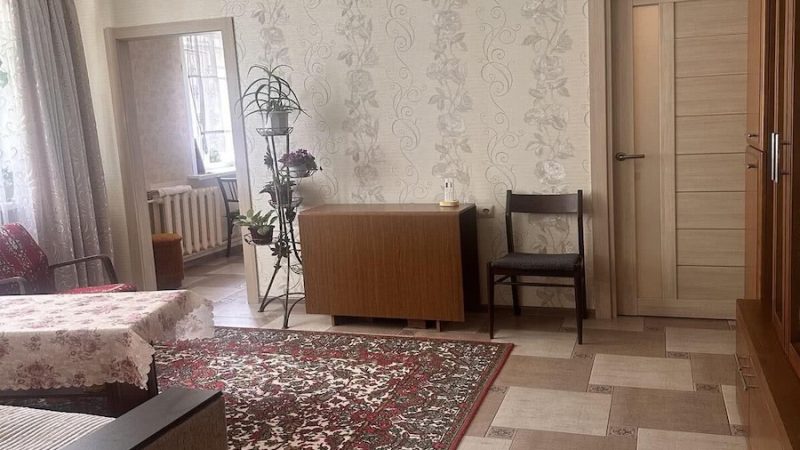 Андрій був з дружиною в гостях. Раптом він помітив, що Ольга цілий вечір воркує з якимось чоловіком. Андрій подивився на це все, встав і пішов додому… Ольга прийшла через три години: – Ти мене залишив одну! Як ти міг?! – Ти ж була така зайнята, – відповів чоловік. – Як ти взагалі помітила, що я пішов? Тебе провів твій знайомий? – Звісно, ​​провів! Він справжній джентльмен, а ти… – Ольга замовкла. – Що я? – запитав Андрій. – У нього бізнес, він багатий, а я невдаха? Може, нам пора розлучитися? – А давай! – раптом погодилася Ольга… А одного вечора Андрій підійшов до свого підʼїзду. Двері відчинилися і сталося несподіване