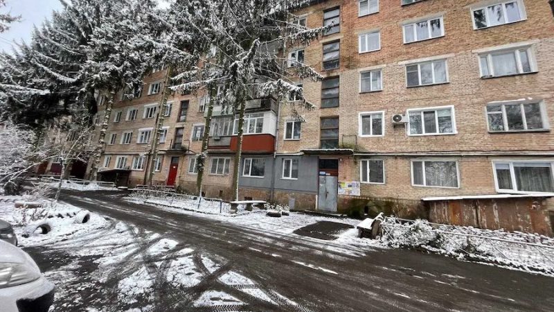 Олексій поїхав до тещі, забрати дружину додому. Чоловік припаркував машину біля будинку, і попрямував в бік підʼїзду. Олексій підійшов до дверей і…застиг. – Мамо? Що ти тут робиш? – здивувався він, помітивши під вікнами квартирі тещі, яка жила на першому поверсі, свою матір. – Тихіше, – промовила Ірина Миколаївна. – Підійди сюди! Андрій підійшов. – Мамо, як це розуміти?! – обурився Олексій. – Тихенько! Краще послухай, – сказала Ірина Миколаївна. Вікна в квартиру тещі були відкритими, і на вулиці добре було чути розмову Ганни та її матері. Олексій прислухався до розмови дружини та тещі і…заціпенів від почутого